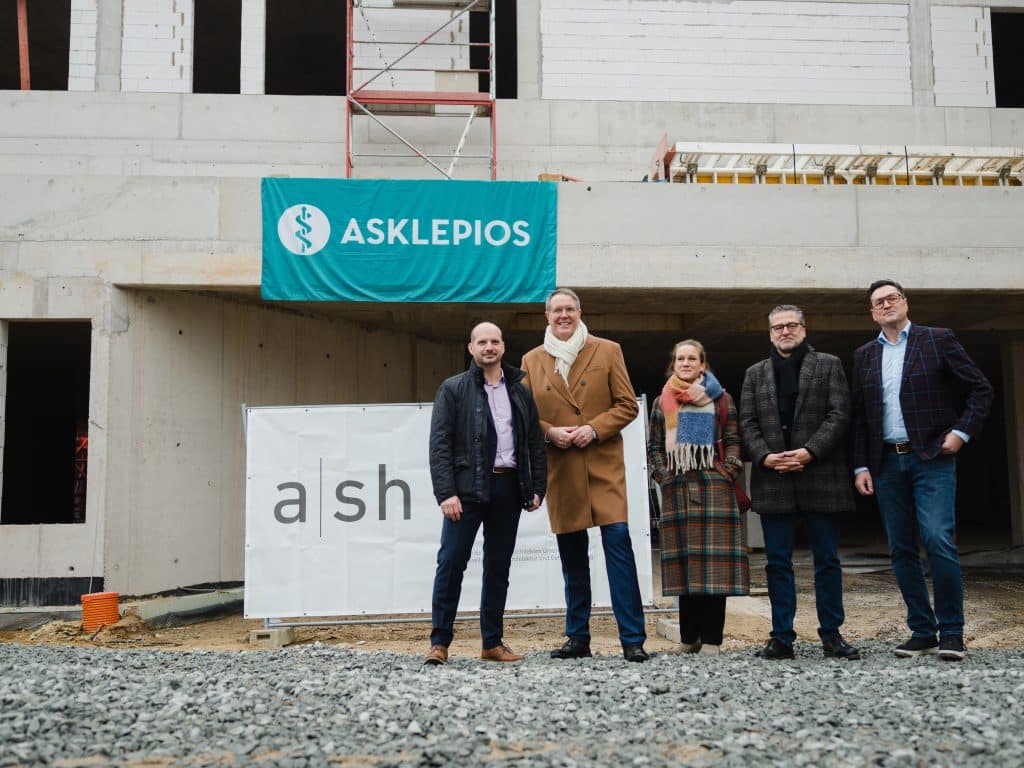 Erfolg durch Zusammenarbeit: Ein Gruppenbild, das Gemeinschaft und den Fortschritt eines Großprojekts dokumentiert. Die professionelle Komposition von Tobias Roth stellt die Menschen hinter dem Projekt in den Mittelpunkt.