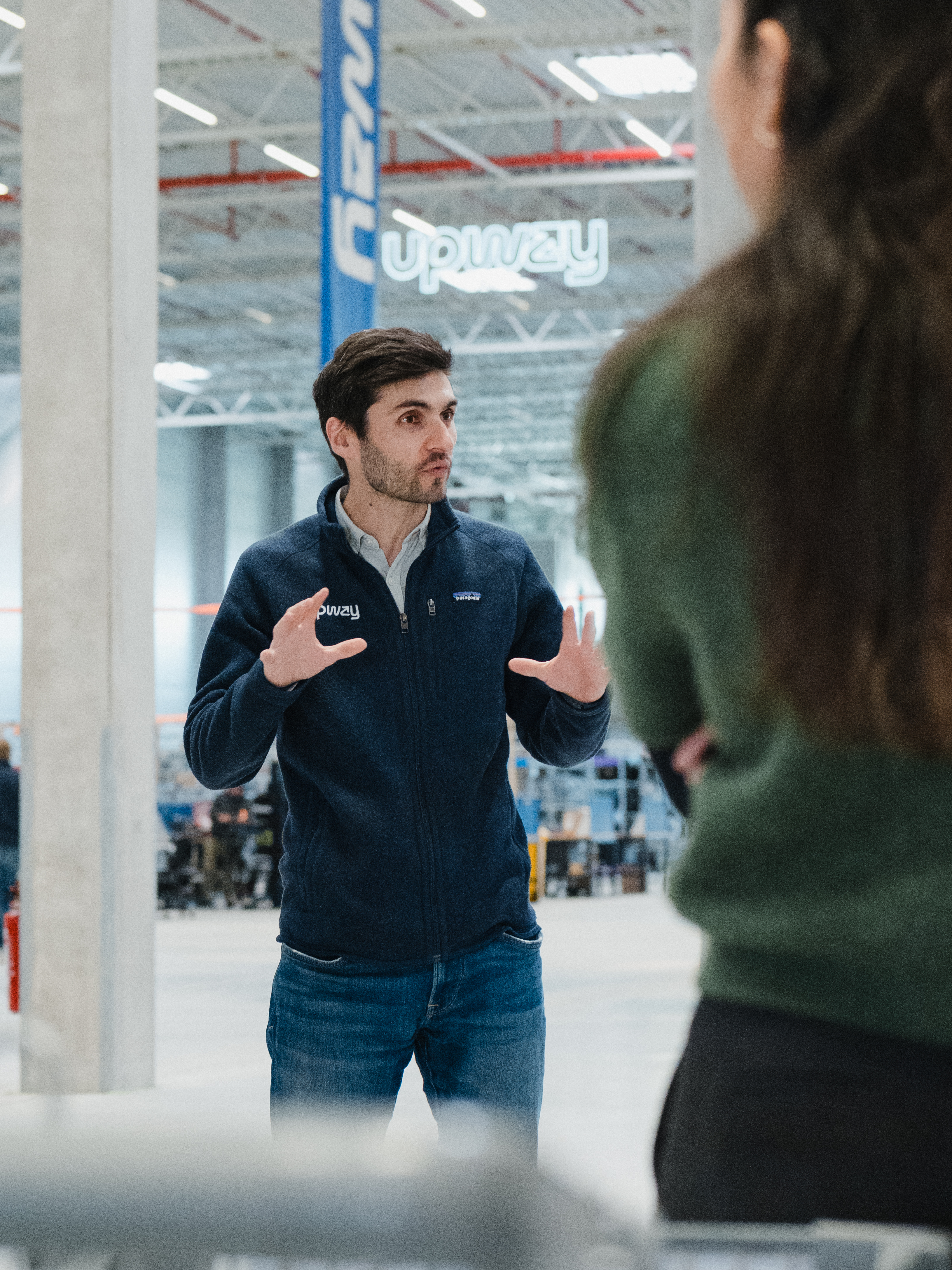 Business-Fotografie Karlsruhe: Authentische Mitarbeiterfotos in Aktion. Tobias Roth fängt einen Beratungs- oder Planungsmoment bei Upway ein. Professionelle Unternehmenskommunikation für Firmen in der Region Rhein-Neckar und Baden-Württemberg.