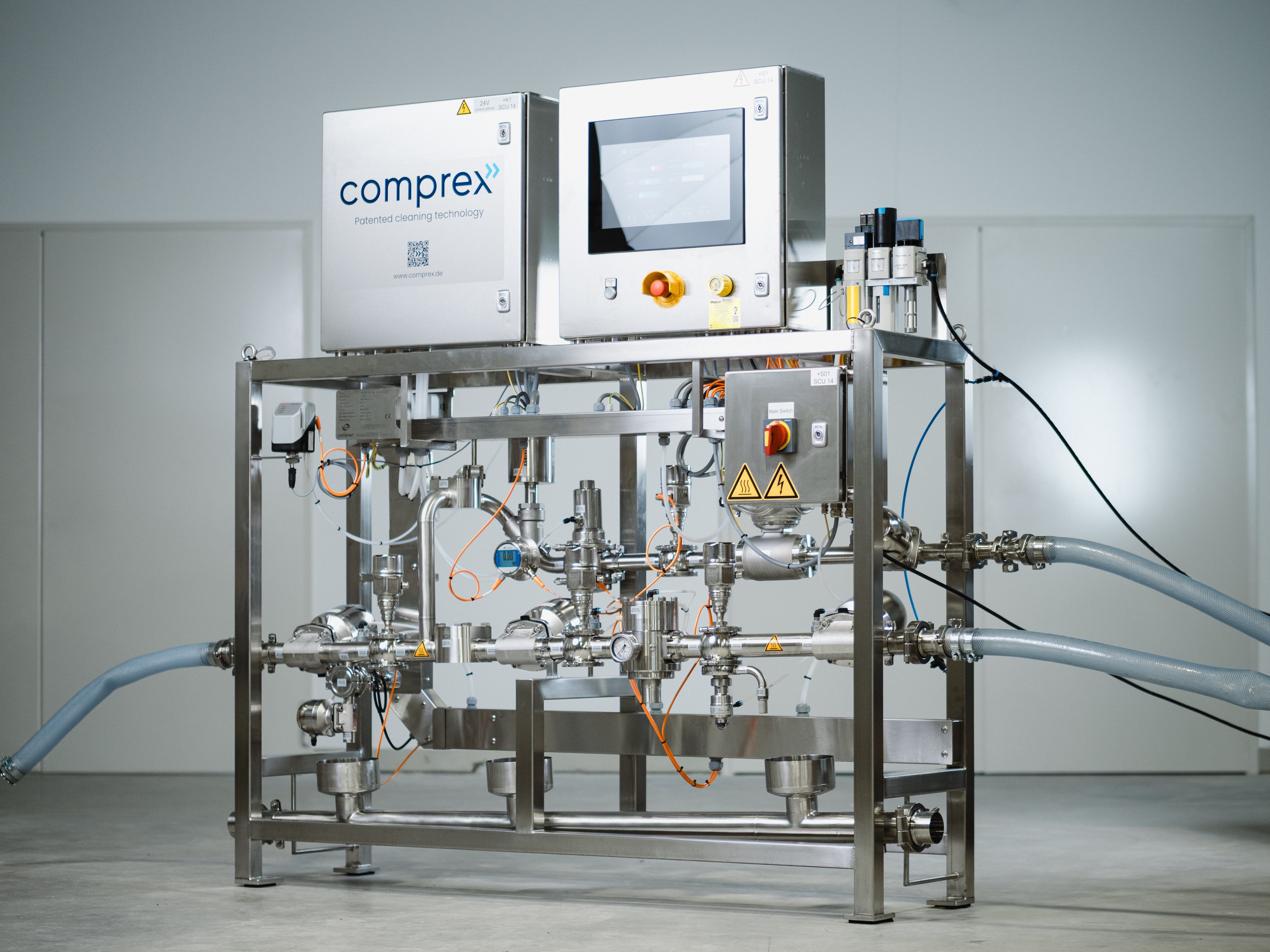 Detailstarkes und präzises Technologie-Porträt einer komplexen Industrieanlage. Die klare, perfekt ausgeleuchtete Bildsprache vermittelt absolute Zuverlässigkeit, technologische Spitzenqualität und industrielle Perfektion.